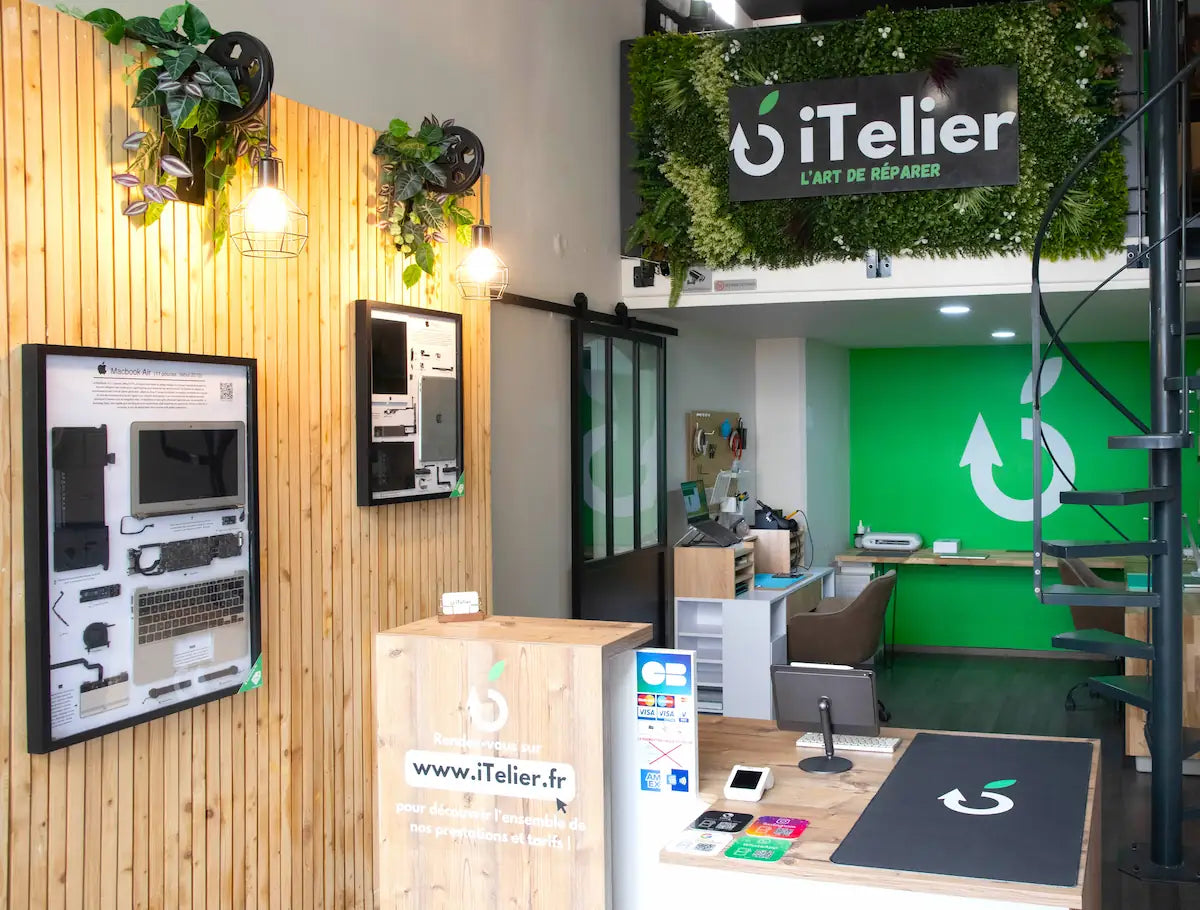 Vue intérieure de l’atelier iTelier à Lyon : espace chaleureux dédié à la réparation de téléphones, tablettes et PC. Accueil pro, diagnostic gratuit, pièces garanties. Service express à Lyon, Caluire, Tassin, Oullins et Brignais.