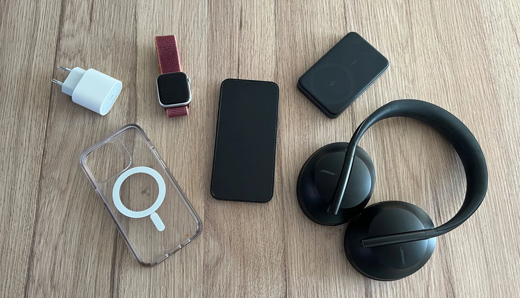 Accessoires iPhone disponibles chez iTelier Lyon : coque MagSafe, Apple Watch, chargeur USB-C, batterie externe sans fil et casque Bose