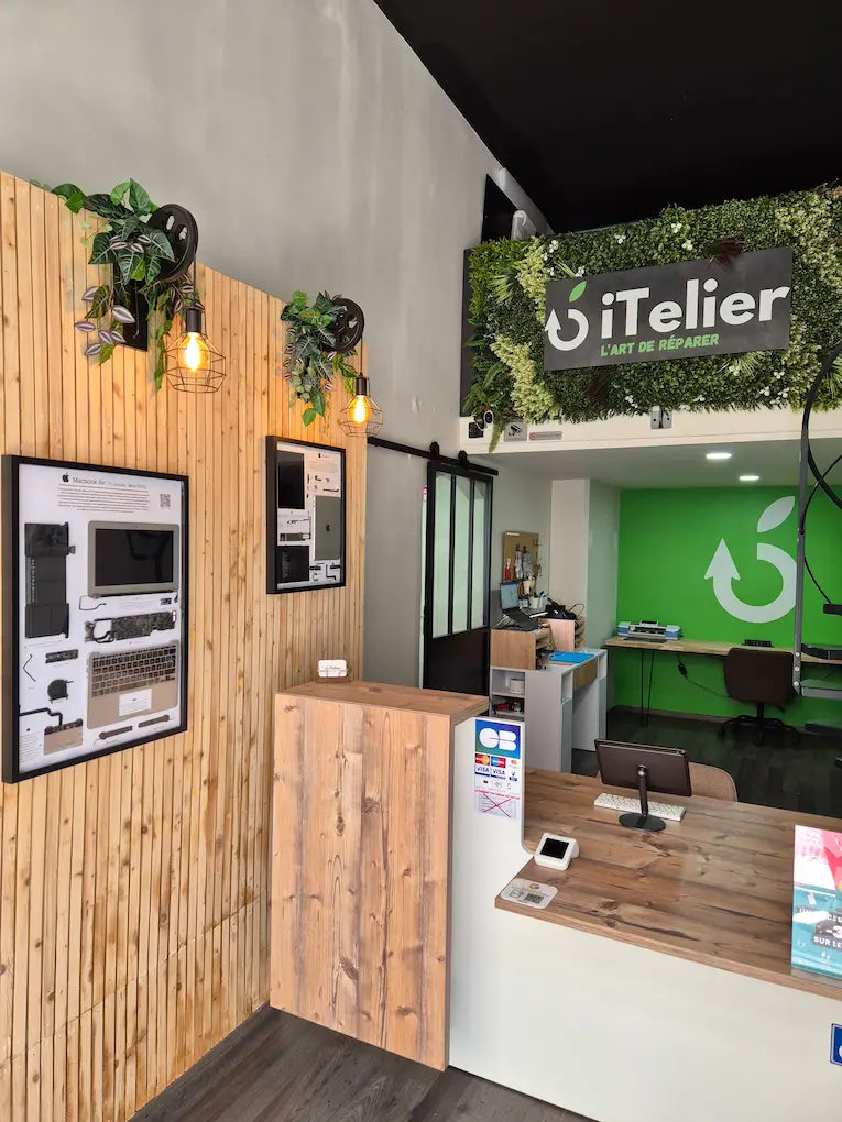 Vue de l’intérieur de la boutique iTelier à Lyon, spécialiste en reparation telephone lyon, tablettes et ordinateurs, avec accueil client, atelier et décoration végétale.